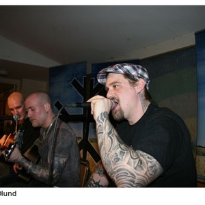 Der RechtsRock-Musiker Thomas Ölund als Sänger bei einem Neonazikonzert im März 2011.