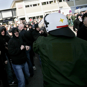 Friedrichshafen, 08.10.2005. Gegen angebliche Polizeigewalt demonstrieren in Friedrichshafen rund 190 »Autonome Nationalisten«.