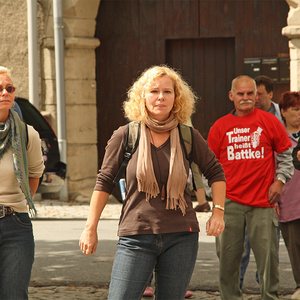 die Zwillingsschwestern Karin und Birgit Fechner (1. und 2.v.l.) sowie Ingo Peter Walde (rechts) bei einer NPD-Kundgebung in Laucha am 18. August 2010