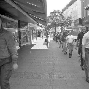 Hans-Robert Klug (rechts mit Sonnenbrille) und Beate Zschäpe (dahinter, die Fahne haltend) beim Rudolf-Heß-Gedenkmarsch am 17. August 1996 in Worms