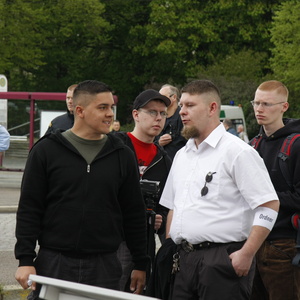Tony Gerber (weißes Hemd), früherer Bekannter André Emingers und heute Kader der "Identitären Bewegung Sachen". Hier als Ordner auf einem von NPD und "Nationalen Sozialisten Zwickau" organisierten Aufmarsch am 1. Mai 2010 in Zwickau.