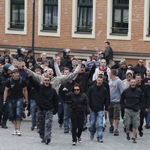 Daniel Peschek (vorne rechts mit Basecap) und weitere Aktivisten der NSZ am 1. Mai 2010 in Zwickau.