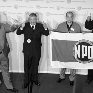 Die NPD-Funktionäre Holger Apfel, Udo Voigt, Klaus Beier und Sascha Roßmüller triumphieren im sächsischen Parlament
