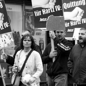 Sascha Roßmüller (NPD-Parteivorstand) – hier bei einer Anti-Hartz Demo am 30.08.2004 in Riesa