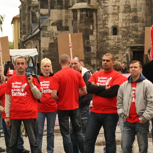 Martin Christel (2.v.r.) und Tino Krawzow (1.v.r.) am 18.08.2010 bei einer Solidaritätskundgebung für Lutz Battke in Laucha.