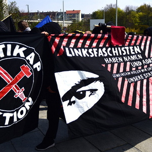 Selbstinszenierung des AAK bei einer Neonazi-Demonstration am 1. Mai 2015 in Plauen.