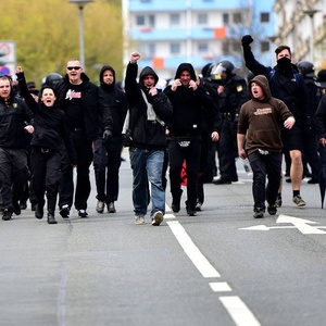 Selbstinszenierung des AAK bei einer Neonazi-Demonstration am 1. Mai 2015 in Plauen.