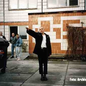 Ein Magdeburger Jugendclub 1993 anläßlich eines Besuches der Ministerinnen Angela Merkel und Sabine Leutheusser-Schnarrenberger. Dieser Jugendklub wurde damals von den lokalen antifaschistischen Gruppen als Neonazi-Treffpunkt eingestuft.