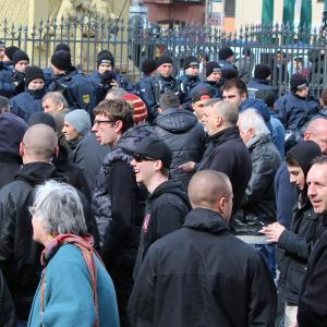 Der Neonazi-Redner Andre Plesser (Bildmitte mit Brille) vom "Heimatschutz Donnersberg" bei den Protesten gegen Salafisten in Mannheim.