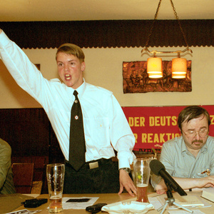 Der frühere Angeklagte Axel Reitz (mitte) bei einer Neonazi-Veranstaltung im Juli 1999 in Köln.