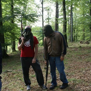 Die Idee des bewaffneter Kampf wird von zahlreichen Neonazis ernst genommen.