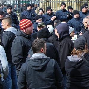 Der NPD-Kandidat aus Ludwigshafen Dierck Wagner (Bildmitte mit bunter Wollmütze) bei den Protesten gegen Salafisten in Mannheim.