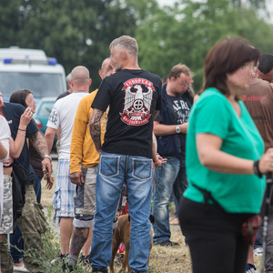 Die rechte Modemarke "European Brotherhood" auf der Protestkundgebung gegen eine Flüchtlingsunterkunft in Berlin-Treptow.