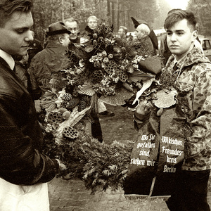 Neonazistisches "Heldengedenken" auf dem Soldatenfriedhof in Halbe 1991.