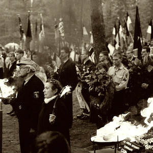 Neonazistisches "Heldengedenken" auf dem Soldatenfriedhof in Halbe 1991.