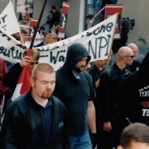 Heiko Lappat (Bildmitte mit Kapuze) galt den Sicherheitsbehörden als ein Gründungsmitglied der „Sektion" Berlin, aus welcher die „Blood & Honour Division Deutschland" hervorgegangen ist. 1998 kandidierte er für die NPD in Berlin.