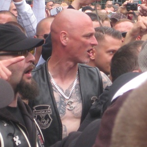 Jean-Rene B. (mitte) mit Vandalen Abzeichen bei einem RechtsRock-Konzert 2009 in Gera.
