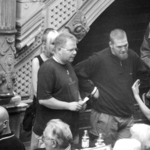 Die Neonazis Jörn Lemke (Mitte mit Brille) und Peter von der Born (rechts daneben) hinterm Infotisch des »Projekt undogmatische Linksnationalisten«.