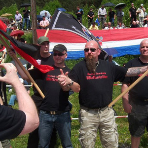 Markus Frntic (im Vordergrund mit Sonnenbrille) und seine »Deutsch Kroatischen Waffenbrüder« 2012 im österreichischen Bleiburg.