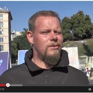 Ein schwedischer Neonazi und Scharfschütze für „Azow“: Mikael Skillt.