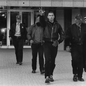 Der Neonazi und VS-Spitzel Norbert Weidner (mit erhobenem Arm) bei einem Heß-Aktionstag 1994 in Luxembourg-Stadt.