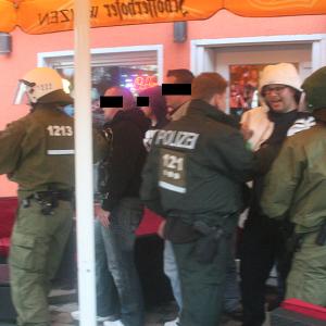 Paulenz (weiße Jacke) wird am Rande eines Fußballspiels des TSV Rudow am 30. Oktober 2011 von Polizisten abgehalten, auf linke TeBe-Fans loszugehen.