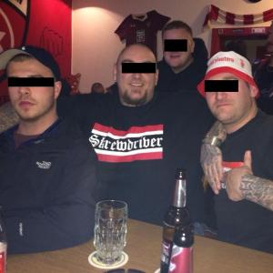 Die Teilnehmer des rechten Hooligan Forums Ralf Schütthelm "Schüttler" (im Skrewdriver Pullover) und Martin Koch (rechts) posieren in der Kneipe "12ter Mann" in Kaiserslautern. Martin Koch trat als Betreiber der Kleidermarke "Adrenalin Fighting Sportswear" öffentlich in Erscheinung.