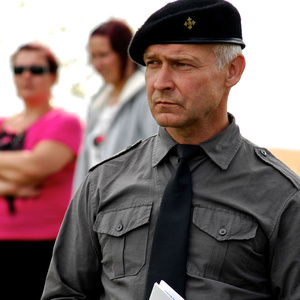 Der lettische Neonazi-Funktionär Igors Siskins posiert öffentlich mit Hakenkreuz bei der SS-Glorifizierung in Estland.