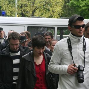 Samuel B. (gestreifter Pullover) mit weiteren Neonazis auf dem Weg zu einer NPD-Veranstaltung in Britz am 8. Mai 2010.