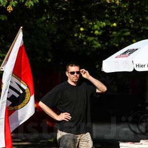 Stefan K. (rechts) neben Sebastian Thom an einer NPD-Kundgebung in Britz am 11. Juni 2013.