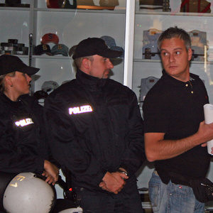 Der »Thor Steinar« Geschäftsmann Uwe Meusel vor seiner (ehemaligen) Filiale in Hamburg.