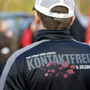 Der Slogan »Kontaktfreudig & Erlebnisorientiert« auf dieser »Thor Steinar«-Jacke dürfte Hooligans als Käuferschicht im Visier haben.