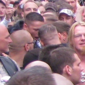 Jean Rene B. (links mit Lederweste) und Matthias G. (rechts mit Brille) von den Vandalen bei einem RechtsRock-Konzert 2009 in Gera.