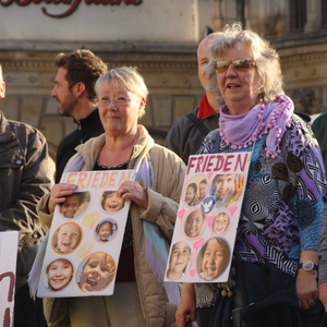 Gisela Wagner (rechts) im Mai 2014 bei einer „Friedensdemo“ in Halle. Sie wurde für die AfD in den dortigen Stadtrat gewählt.