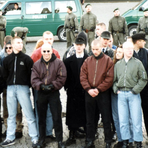 Beate Zschäpe (5.v.r.) als Teilnehmerin an einer NPD-Demonstration in Erfurt am  17. Januar 1998. 