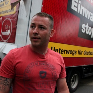 Der JN-Funktionär Andy Knape 2012 bei einer NPD Veranstaltung in Magdeburg.