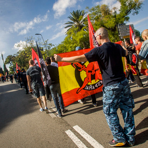  Die etwa 400 Teilnehmenden des Neonazi-Aufmarsches, die sich aus den Gruppen DN, Democracia Nacional Joven, AN, Division Europa, La Falange, Frente x España und NPE zusammensetzen, verteilten sich auf der Demonstration in vier fast gleich große Blöcke, was nicht nur der Sichtbarmachung der einzelnen Gruppen diente, sondern in erster Linie Produkt interner Streitigkeiten ist.