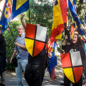  Die etwa 400 Teilnehmenden des Neonazi-Aufmarsches, die sich aus den Gruppen DN, Democracia Nacional Joven, AN, Division Europa, La Falange, Frente x España und NPE zusammensetzen, verteilten sich auf der Demonstration in vier fast gleich große Blöcke, was nicht nur der Sichtbarmachung der einzelnen Gruppen diente, sondern in erster Linie Produkt interner Streitigkeiten ist.