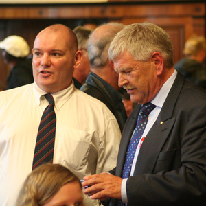 Paul Stuart Barrington (links) mit dem ehemaligen NPD-Bundesvorsitzenden Udo Voigt bei einer Sitzung der BVV Treptow- Köpenick am 26.  August 2010 in Berlin.