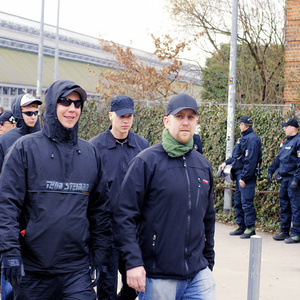 Lars Beergest (rechts mit Halstuch) auf einer Neonazi-Demonstration im März 2010 in Lübeck.