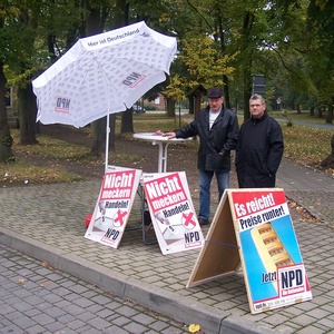 Ingo Peter Walde und Claus-Dieter Weich (v.l.n.r.) an einem NPD-Infostand in Frose/Salzlandkreis.