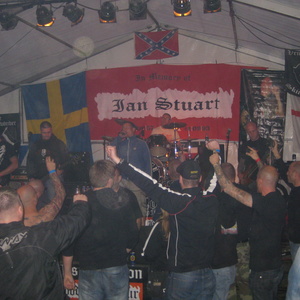 Die umtriebige RechtsRock-Band "Blitzkrieg" aus Chemnitz bei ihrem Auftritt auf dem "Ian Stuart Memorial"-Konzert in England 2011. Während der Bassist und der zweite Gitarrist gelegentlich ersetzt werden, steht seit über 15 Jahren Kay Richter am Mikro, sein Bruder Jörg Richter am Schlagzeug und Paul Morgenstern an der Lead-Gitarre.