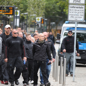 Der Chemnitzer Neonazi David H. ("Ostler"-Shirt) mit Anhang aus der rechten Hooligan-und Kampfsportszene am 1. September 2018 in Chemnitz.