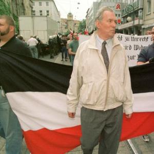 Der Mannheimer Neonazi (links am Transparent) Christian Hehl war Teilnehmer des digitalen rechten Hooligan Bündnises gegen Salafisten.