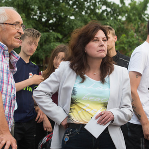 Die CDU-Politikerin Katrin Vogel und der Neonazi Frank-Eckart Czolbe-Senft bei einer Protestkundgebung gegen eine Flüchtlingsunterkunft in Berlin-Treptow.