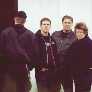 Kim Fredriksson (mitte) 2001 bei der Beerdigung von Marcel Schilf.