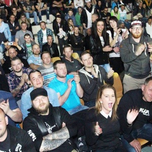 Neben anderen Neonazis nahm auch André Eminger, Angeklagter im NSU-Prozess, regelmäßig als Zuschauer an den "Fight Nights" in Westsachsen teil. Hier erkennbar in der ersten Reihe 2.v.l., bei einer Veranstaltung in 2015 bei Zwickau.