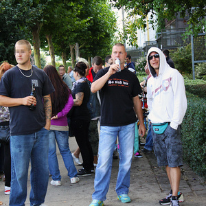Rechte Lebenswelten bei den »Bürgerprotesten«. Michael Engel (mitte) im »So sind wir« T-Shirt der RechtsRock-Band »Kategorie C«.