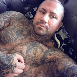 Frank Kortz rechtes Handgelenk ziert der Schriftzug "Blood & Honour", kombiniert mit einer Trisikele - das Logo der deutschen B&H-Sektion.