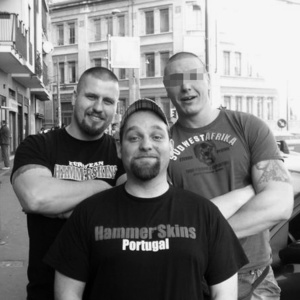 Der ehemalige NPD-Kreisrat Maik Scheffler aus Delitzsch (links) posiert zusammen mit dem Neonazi Thomas Gerlach aus Altenburg (mitte) und dem Kampfsportler Wolfgang B. (rechts) im Rahmen des "Europa Hammerfest" 2007 der Hammerskins in Mailand.
